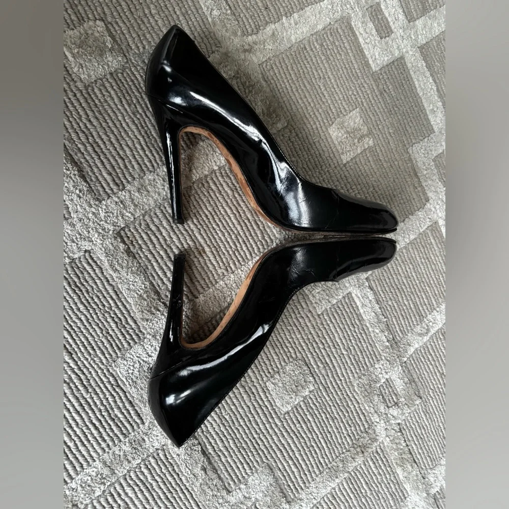 Oscar de la Renta Black Patent Leather Pumps